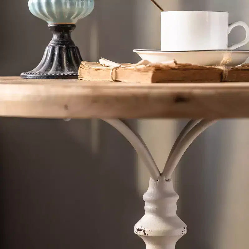 Table d'appoint sur pied noir et blanc