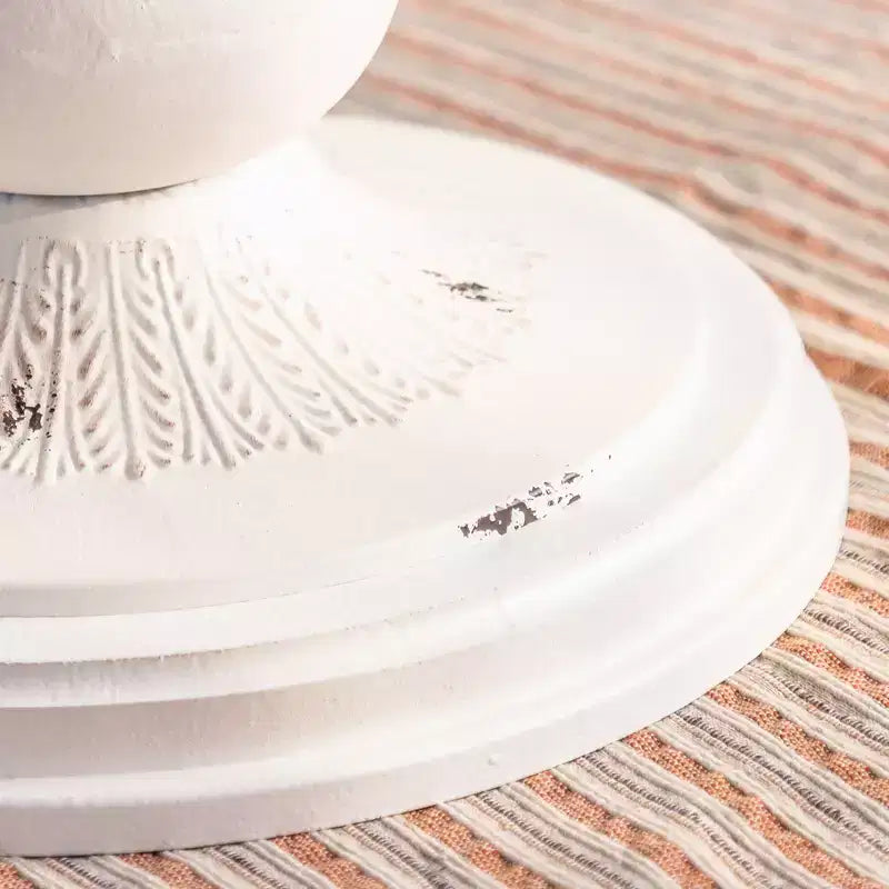 Table d'appoint sur pied noir et blanc