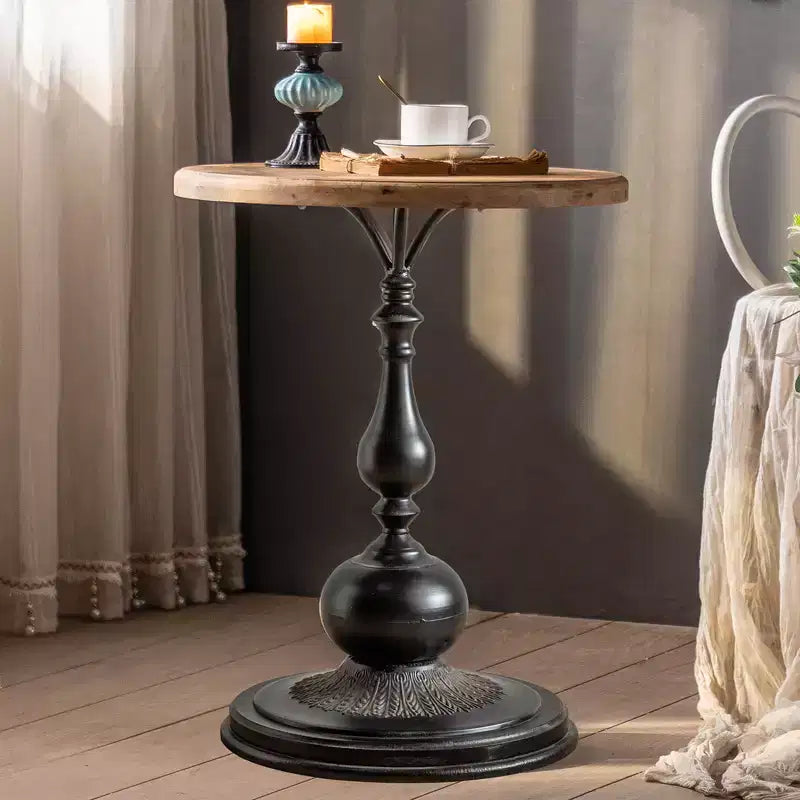 Table d'appoint sur pied noir et blanc