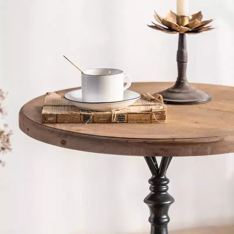 Table d'appoint sur pied noir et blanc