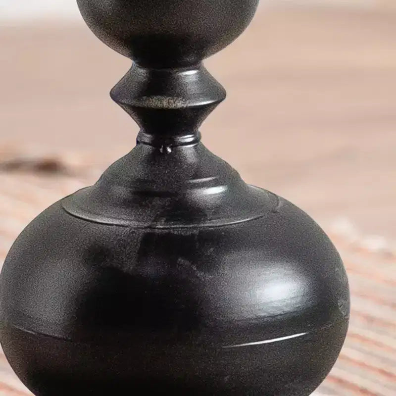 Table d'appoint sur pied noir et blanc