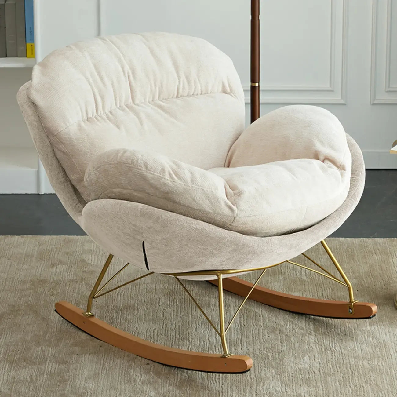 Fauteuil à bascule ergonomique rembourré en velours moderne pour chambre de bébé